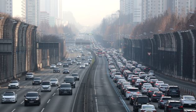설날인 12일 서울 서초구 잠원IC 부근 경부고속도로 하행선이 차량들로 정체현상을 보이고 있다.