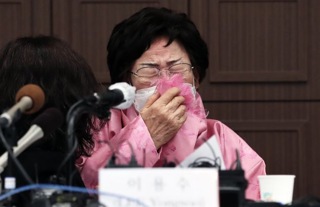 일본군 위안부 피해자 이용수(93) 할머니가 16일 서울 중구 프레스센터에서 열린 기자회견에서 일본의 반성을 촉구하며 위안부 문제를 국제사법재판부(ICJ)에 회부할 것을 요청했다.