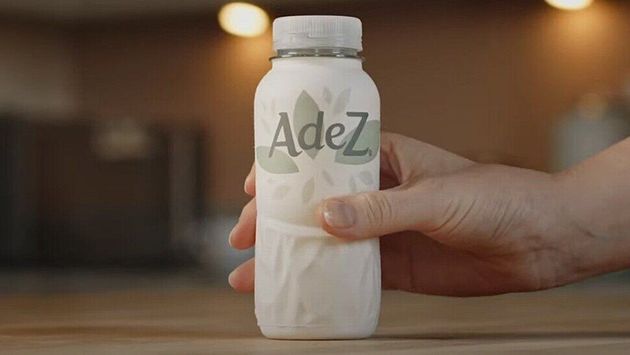 코카콜라는 올여름 재활용이 가능한 종이병에 과일탄산음료인 ‘아데즈’를 담아 시판한다고 발표했다.