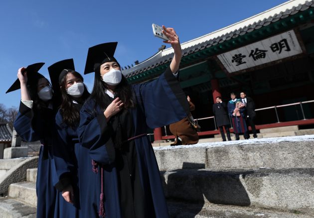 17일 오전 서울 종로구 성균관대 문묘 명륜당에서 전통 학위복을 입은 졸업생들이 기념사진을 찍고 있다.
