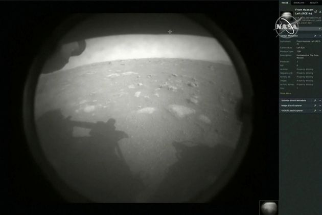 퍼시비어런스 탐사선으로부터 받은 화성 착륙 성공 사진, 2021년 2월 18일 미국 캘리포니아 패서디나에 있는 NASA 제트추진연구소에서