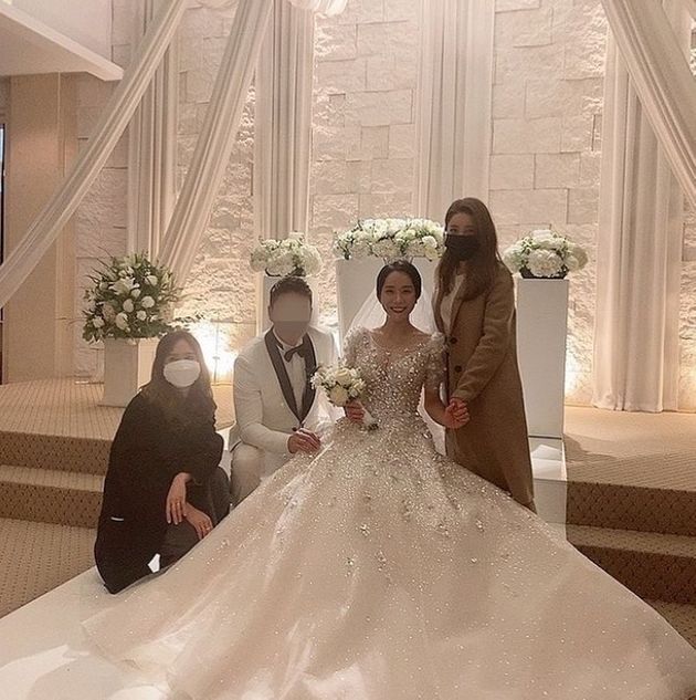 조민아의 결혼식에 쥬얼리 멤버 박정아와 서인영이 참석했다.