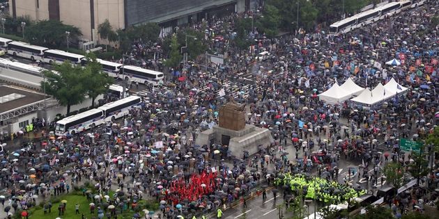 보수단체 회원들이 15일 서울 종로구 광화문광장에서 집회를 하고 있다. 2020.8.15