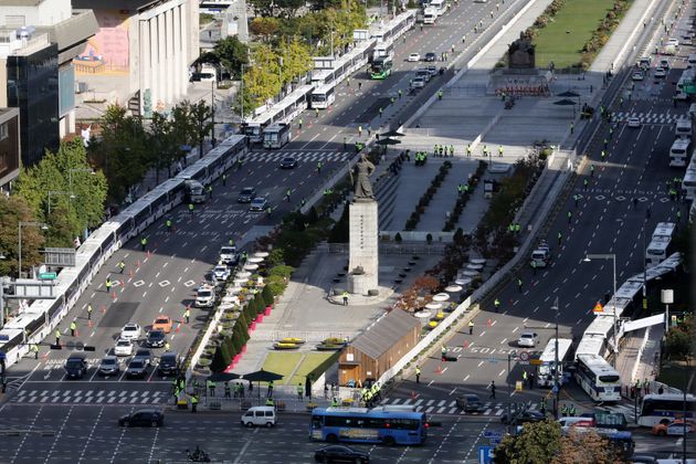 2020년 한글날 오전 서울 세종대로 광화문광장 일대에 경찰 차벽이 설치돼 있다.