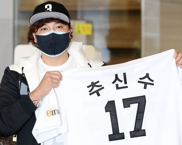 그의 등번호는 한국에서도 17번이다.