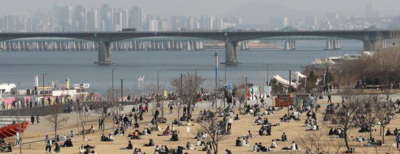 완연한 봄날씨를 보인 21일 오후 서울 여의도 한강공원을 찾은 시민들이 모처럼 따뜻한 봄기운을 만끽하고 있다.