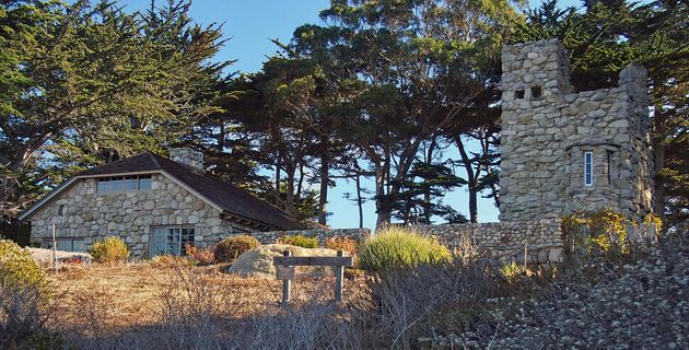 미국 캘리포니아 카멀 해안에 로빈슨 제퍼스가 손수 지은 돌집과 매의 탑