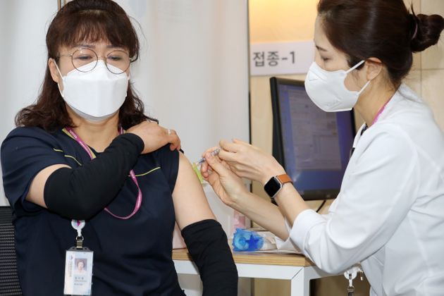27일 오전 서울시 중구 을지로 국립중앙의료원 중앙예방접종센터에서 화이자 1호 접종자인 의료원 관계자가 백신을 접종받고 있다.