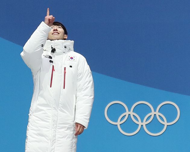 2018 평창동계올림픽 쇼트트랙 스피드 스케이팅 남자 1500m 금메달의 주인공인 임효준이 2018년 2월 11일 오후 강원 평창 메달플라자에서 열린 메달 세리머니에서 금메달 세리머니를 하고 있다. 