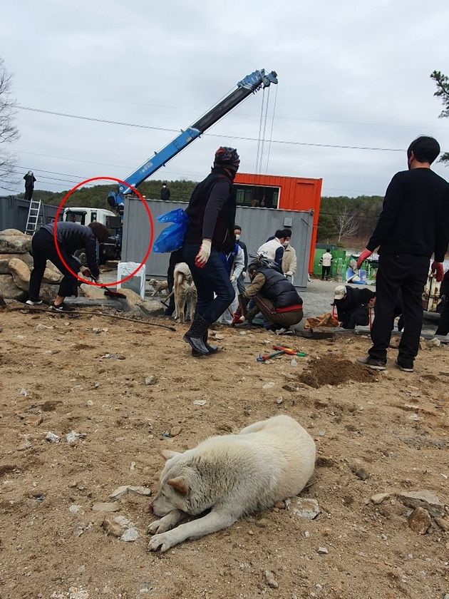 한정애 의원과 봉사자들. 그리고 멍멍이.