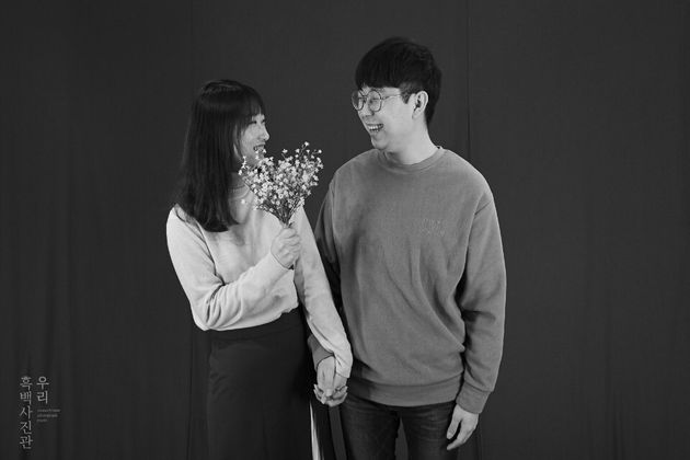 유튜버 ‘너구리부부’로 활동하고 있는 김나래·홍영돈씨 부부. 유튜브 방송 중 동거 경험을 밝힌 바 있다.