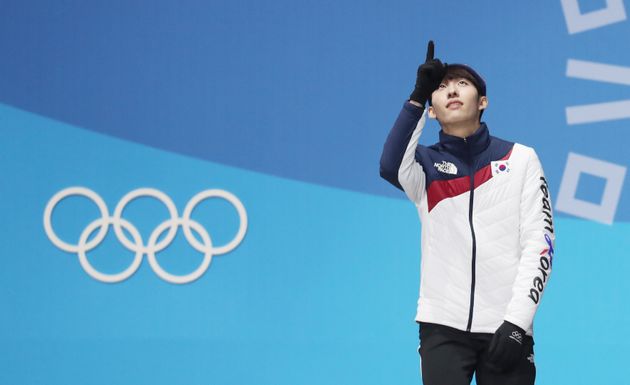임효준이 2018 평창동계올림픽 메달 세리머니를 하고 있다.