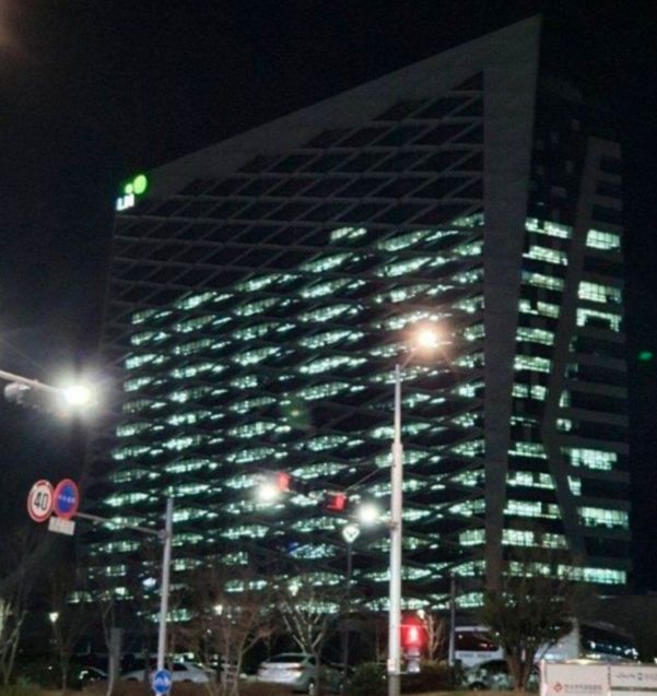 늦은 밤 환하게 불 켜진 LH 본사의 모습.