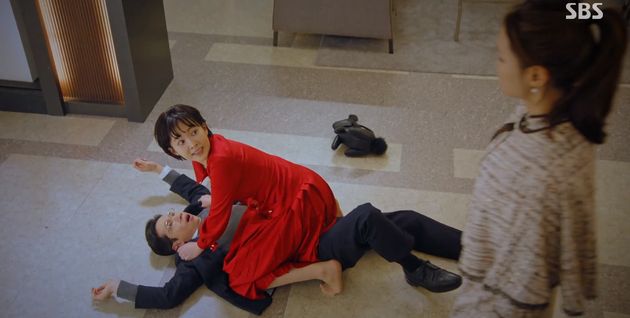 강마리와 송회장의 관계를 알게된 뒤 강마리를 하대하려는 이규진을 막아서는 고상아&nbsp;