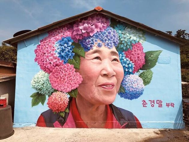 바둑기사 이세돌의 어머니 박양례씨 얼굴 벽화. 박씨의 도초도 친정집 벽에 그렸다. 