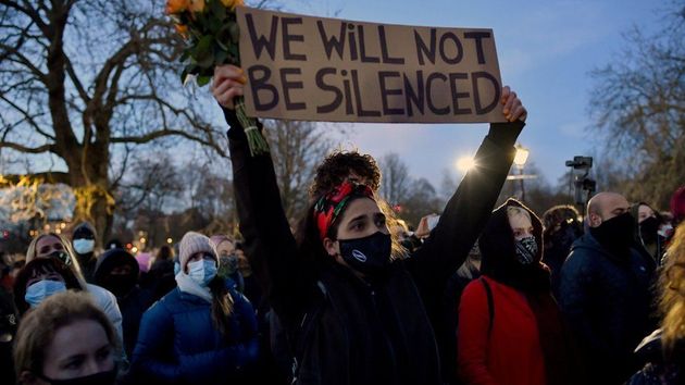 '우리는 침묵하지 않는다'는 문구를 들고 선 여성
