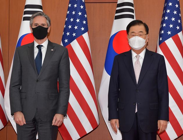 정의용 외교부 장관과 토니 블링컨 미 국무장관이 17일 오후 서울 종로구 외교부에서 열린 한미 외교장관회담에 앞서 기념사진을 찍고 있다.