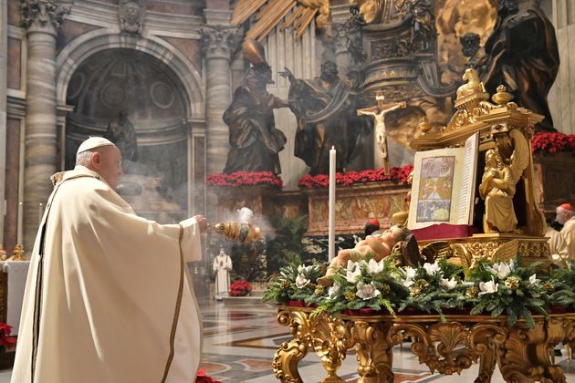 2021년 1월 6일 바티칸에 있는 베드로 대성당에서 미사를 집전하는 프란치스코 교황. 그는 이전까지는 성소수자의 인간적 권리가 침해되어서는 안 되며, 이들의 인권을 법적으로 보호해야 한다고 강조한 바 있다.