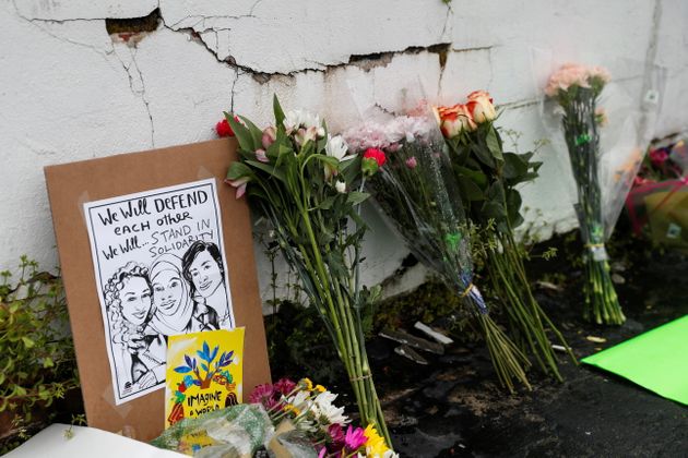 2021년 3월 17일 미국 조지아주 애틀랜타에서 발생한 총기 난사 사건 이후 사건 발생지인 골드스파 밖에 꽃과 포스터가 놓여있다.