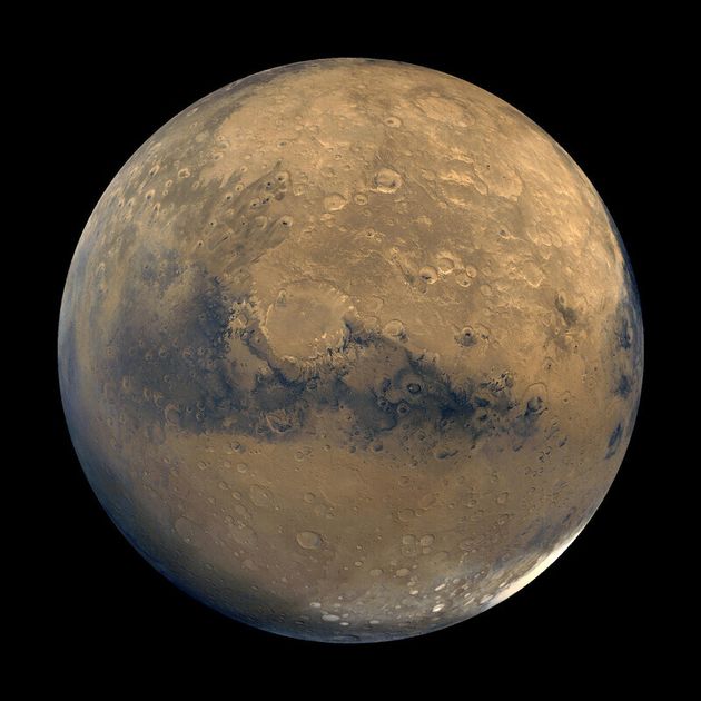 물이 사라진 지금의 화성. 화성 궤도선이 촬영한 약 100장의 사진을 합친 것이다.