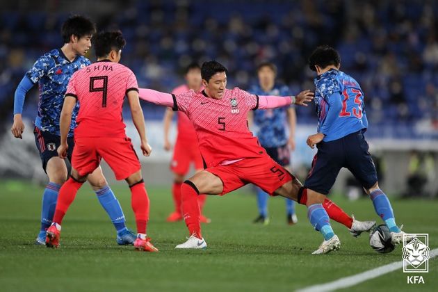 25일 일본 요코하마시 닛산스타디움에서 열린 한일전에서 대한민국 정우영이 공을 뺏기 위해 발을 뻗고 있다.