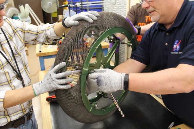 나사 글렌연구센터 엔지니어들이 화성탐사차량용 형상기억합금 타이어 시제품을 조립하고 있다.