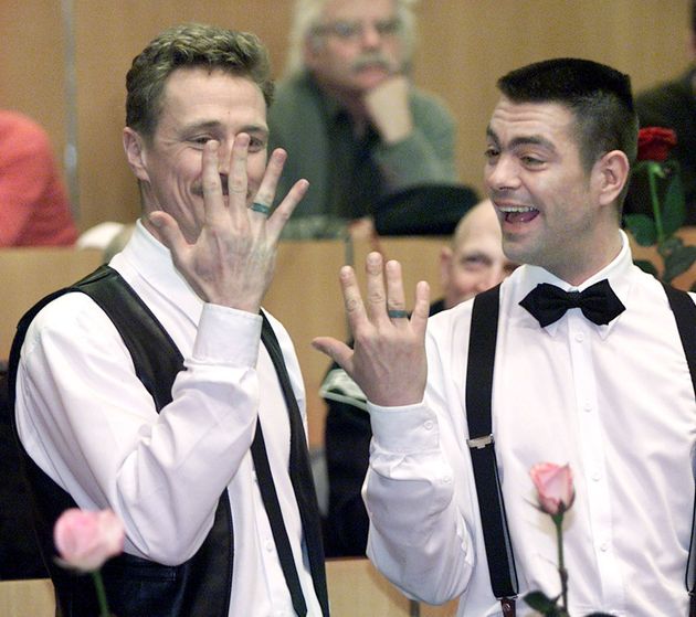 결혼식 반지를 바라보는 프랭크 휘테브로드 (왼쪽)와 페테르 렘케 (오른쪽)