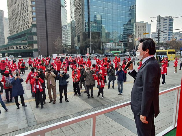 4.7재보궐선거 공식선거운동 첫 날인 지난달 25일 허경영 국가혁명당 서울시장 후보가 서울시청 인근에서 출정식을 갖고 지지를 호소하고 있다.