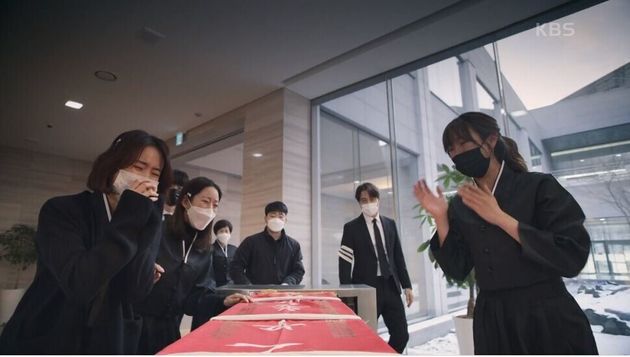 <오케이 광자매></div>. 가족들이 어머니 장례식장에서 마스크를 착용하고 오열하는 모습. 프로그램 갈무리