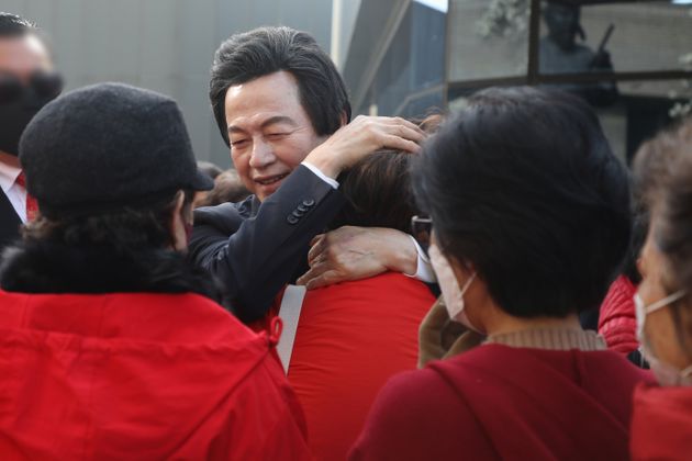 4·7 서울시장 보궐선거 후보등록 시작일인 3월 18일 오전 서울 종로구 서울시선거관리위원회에서 허경영 국가혁명당 명예대표가 후보등록을 마치고 지지자들과 포옹을 하고 있다.  