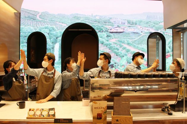서울 중구 스테이트타워 남산에 오픈한 ‘별다방‘은 국내 카페 최초 글로벌 친환경 건축물 인증제도인 LEED ‘실버’ 등급 인증에 도전한다.