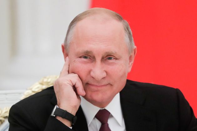 푸틴 러시아 대통령이 두 차례 더 대통령직을 수행할 수 있도록 하는 선거법 개정안에 서명했다.