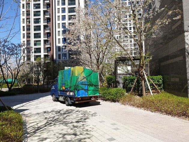 서울 강동구 고덕동 한 아파트 단지 내 이삿짐 트럭이 세워져있다. 택배기사들은 ‘왜 택배 트럭만 출입이 안 되냐’며 형평성에 의문을 표했다. 