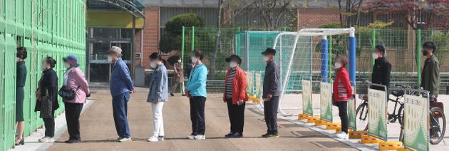 4·7재보궐 선거일인 7일 오전 서울 광진구 중곡동 용마초등학교에 마련된 투표소에서 시민들이 투표를 위해 줄지어 기다리고 있다. 2021.4.7