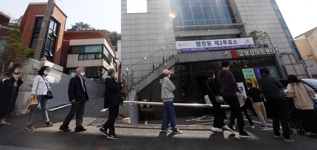 4·7 재보궐 선거일인 7일 오전 서울 종로구 금보성아트센터에 마련된 평창동 제2투표소에서 유권자들이 투표를 위해 대기하고 있다