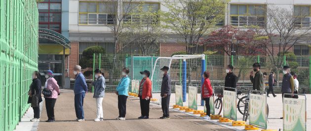 4·7재보궐 선거일인 7일 오전 서울 광진구 중곡동 용마초등학교에 마련된 투표소에서 시민들이 투표를 위해 줄지어 기다리고 있다. 2021.4.7