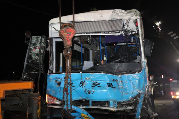 6일 오후 5시59분쯤 제주대학교 입구 사거리에서 발생한 연쇄 추돌사고로 전복됐던 버스 