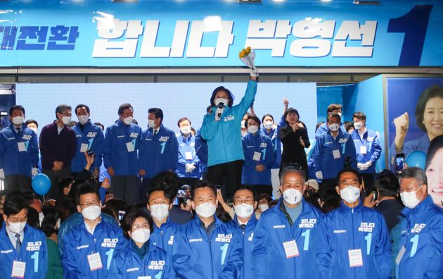 박영선 더불어민주당 서울시장 후보가 6일 서울 마포구 상상마당 인근에서 열린 집중유세에서 지지를 호소하고 있다