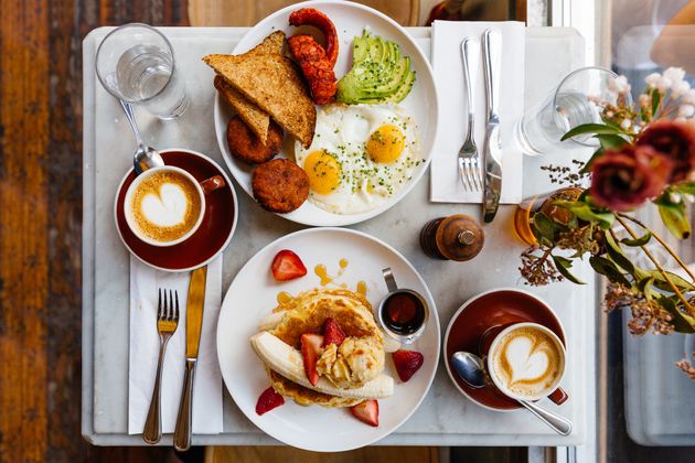 에너지를 위해서는 고기? 사탕? 다 아니다. 에너지를 충전하기에 좋은 음식과 에너지를 빼앗는 음식 (전문가 팁)