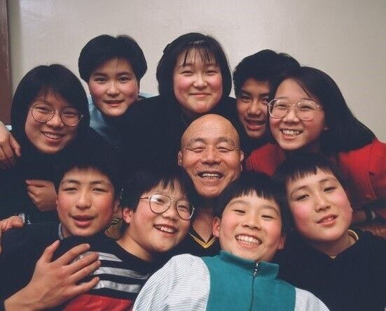 1980년대 중반 레슬러 김일 선생과 박선준(아랫줄 왼쪽에서 두번째 안경쓴 남자아이) 등 손주들.