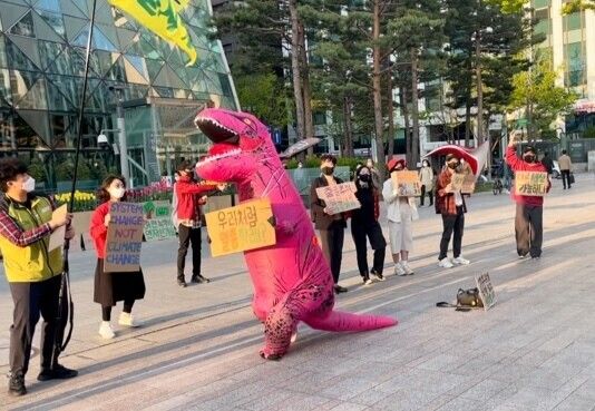 청년기후긴급행동의 마스코트 김공룡이 9일 오후 5시 서울시청 앞 광장에서 오세훈 시장의 기후위기 대응을 촉구하며 춤을 추고 있다.