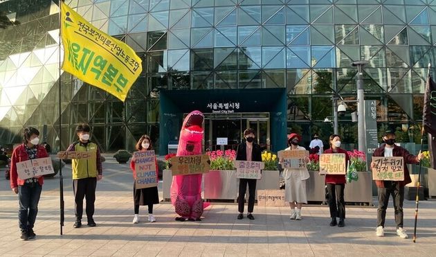 청년기후긴급행동 활동가들과 이 단체의 마스코트 김공룡이 9일 오후 5시 서울시청 앞 광장에서 기자회견을 열고 오세훈 시장의 기후위기 대응을 촉구했다.