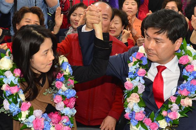 2016년 4월 지상욱씨가 서울 중구성동을 당선이 확정되자 아내 심은하씨와 손을 맞잡아 들어 올리고 있다.&nbsp;&nbsp;