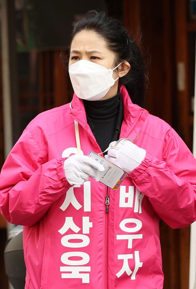 심은하가 서울 중구성동구을에 출마하는 남편 지상욱을 위해 2020년 4월 7일 오후 서울 중구 약수시장에서 유세에 참여하고 있다&nbsp;