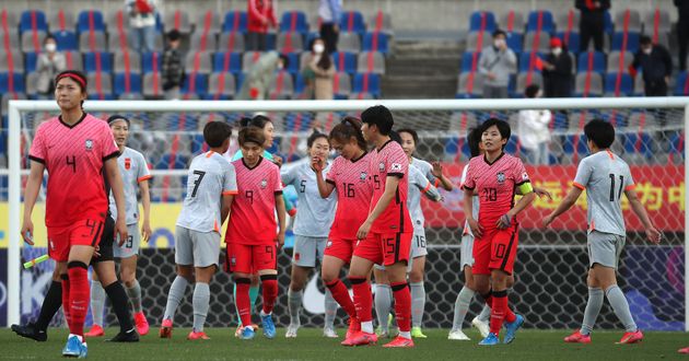 8일 오후 경기도 고양시 일산서구 대화동 고양종합운동장에서 열린 대한민국과 중국의 '도쿄 올림픽 여자축구 아시아지역 최종예선 플레이오프(PO) 1차전' 홈경기에서 대한민국 선수들이 아쉬워하고 있다. 이날 경기는 대한민국이 중국에 1대2로 패했다. 이번 플레이오프는 홈 앤 어웨이로 진행되며 두 팀은 오는 13일 오후 5시 중국 쑤저우에서 2차전을 치른다. 2021.4.8