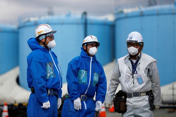 방호복을 착용한 일본 후쿠시마 제1원전 운용사 도쿄전력 직원들 
