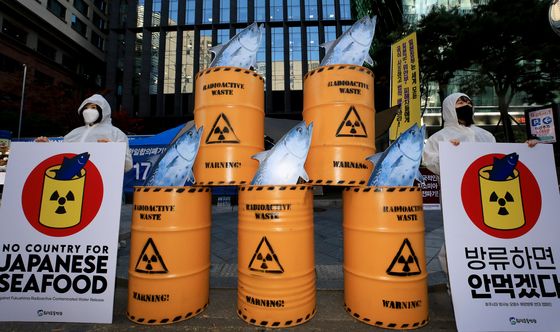 환경운동연합과 시민방사능감시센터 회원들이 9일 오전 서울 종로구 옛 주한일본대사관 앞에서 기자회견을 열고 일본정부의 후쿠시마 방사능 오염수 방류 계획 철회를 위한 일본산 수산물 수입 금지를 촉구하고 있다.