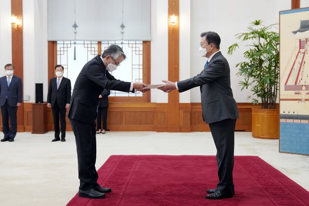 문재인 대통령이 14일 청와대 본관에서 열린 주한대사 신임장 제정식에서 아이보시 고이치 주한 일본 대사로부터 신임장을 받고 있다.