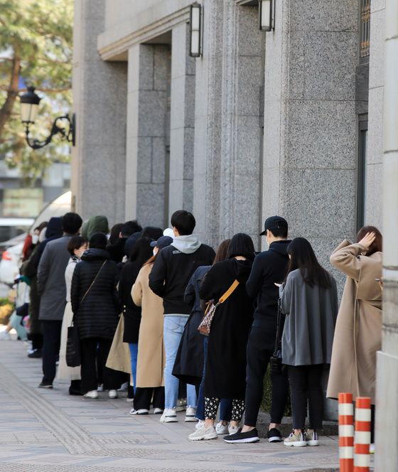 2021년 3월 30일 서울 시내의 한 백화점 명품관에 영업시간 전부터 입장을 기다리는 시민들이 줄을 서 있다.