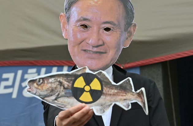 국내 한 환경운동가가 요시히데 스가 총리 가면을 쓰고 후쿠시마 원전수 해양 방출 반대 시위를 하는 장면.